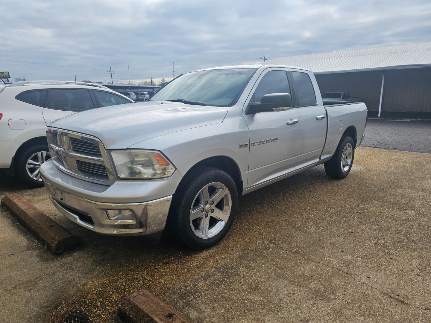 2012 SILVER Dodge Ram 1500 SLT Quad Cab 2WD (1C6RD6GT5CS) with an 5.7L V8 OHV 16V engine, 6-Speed Automatic transmission, located at 533 S Seven Points BLVD, Seven Points, TX, 75143, (430) 255-4030, 32.313999, -96.209351 - Photo#0